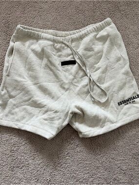 Fear of God Essentials Shorts SS22 Light Oatmeal - 100% Authentic (XL)